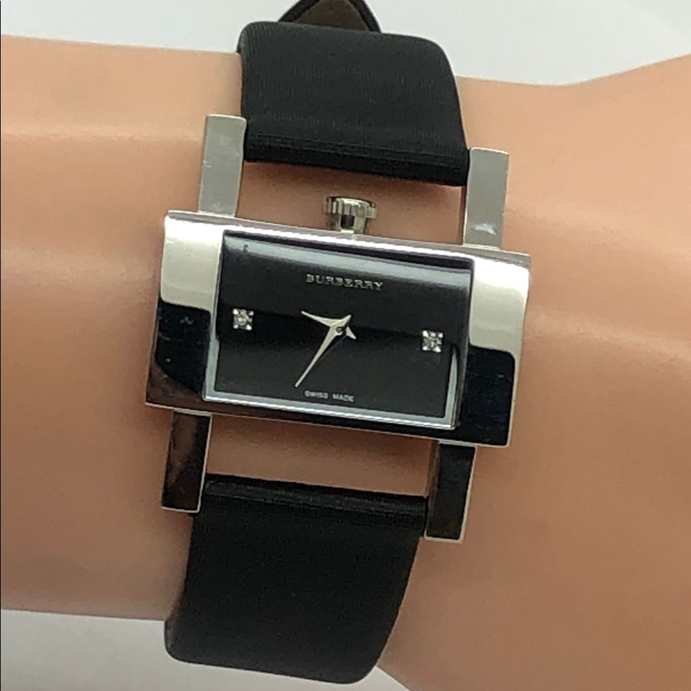 Burberry Diamond Quartz Women’s Wrist Watch.